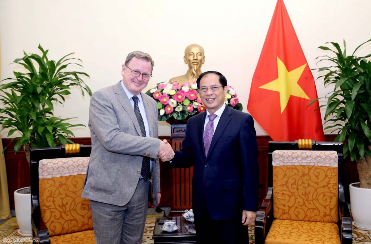 Foreign Minister Bui Thanh Son (R) welcomes Minister-President of the eastern German federal state of Thüringen Bodo Ramelow (Photo: dangcongsan.org.vn)