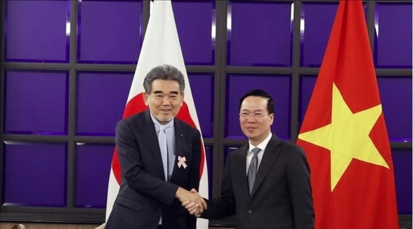 President Vo Van Thuong (R) and Prof. Ochi Mitsuo, President of Hiroshima University and member of the Japan - Vietnam specialists’ association.