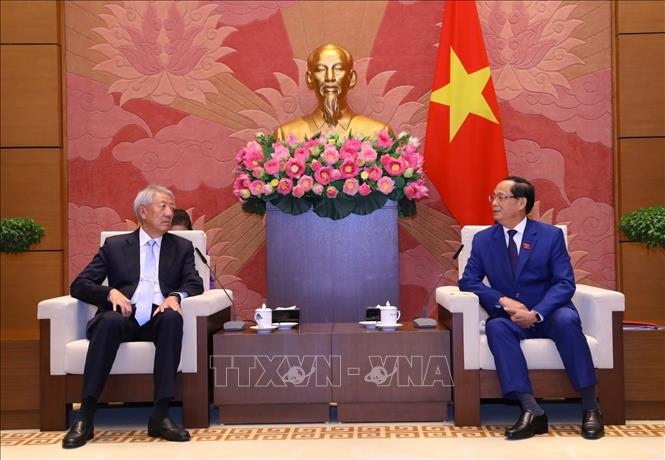 Vice Chairman of the National Assembly Tran Quang Phuong (R) and Coordinating Minister for National Security of Singapore Teo Chea Hean at the meeting. (Photo: VNA)