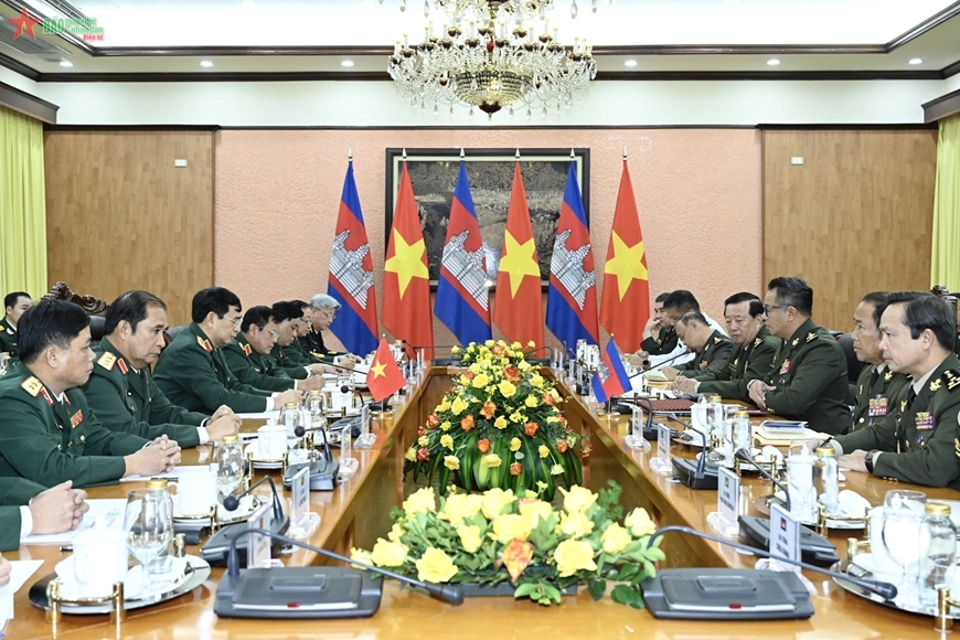 Vietnamese Defense Minister Phan Van Giang and his Cambodia counterpart Tea Seiha hold talks in Hanoi on November 13. (Photo: PANO)