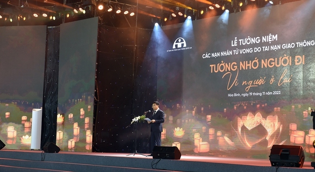 Participants light candles in commemoration of traffic accident victims at the ceremony. (Photo: VGP)