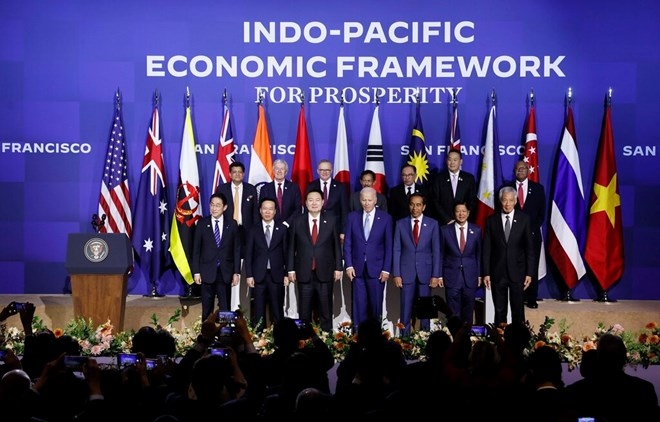 Vietnamese President Vo Van Thuong (second from left, first row) and other leaders pose for a group ohoto ahead of their discussion on the Indo-Pacific Economic Framework for Prosperity  cooperation in San Francisco on November 16. (Photo: VNA)