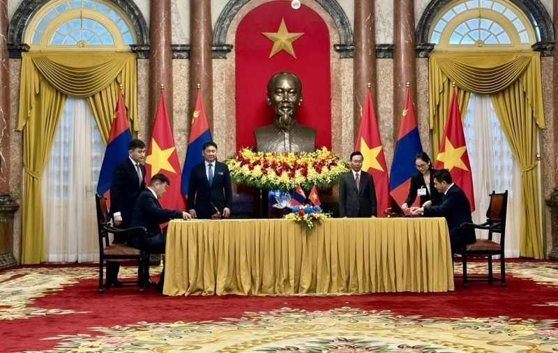 Vietnamese Minister of Industry and Trade Nguyen Hong Dien and Mongolian Minister of Food, Agriculture and Light Industries Khayangaa Bolorchuluun sign an MoU on rice trade between Vietnam and Mongolia. (Photo: MoIT)