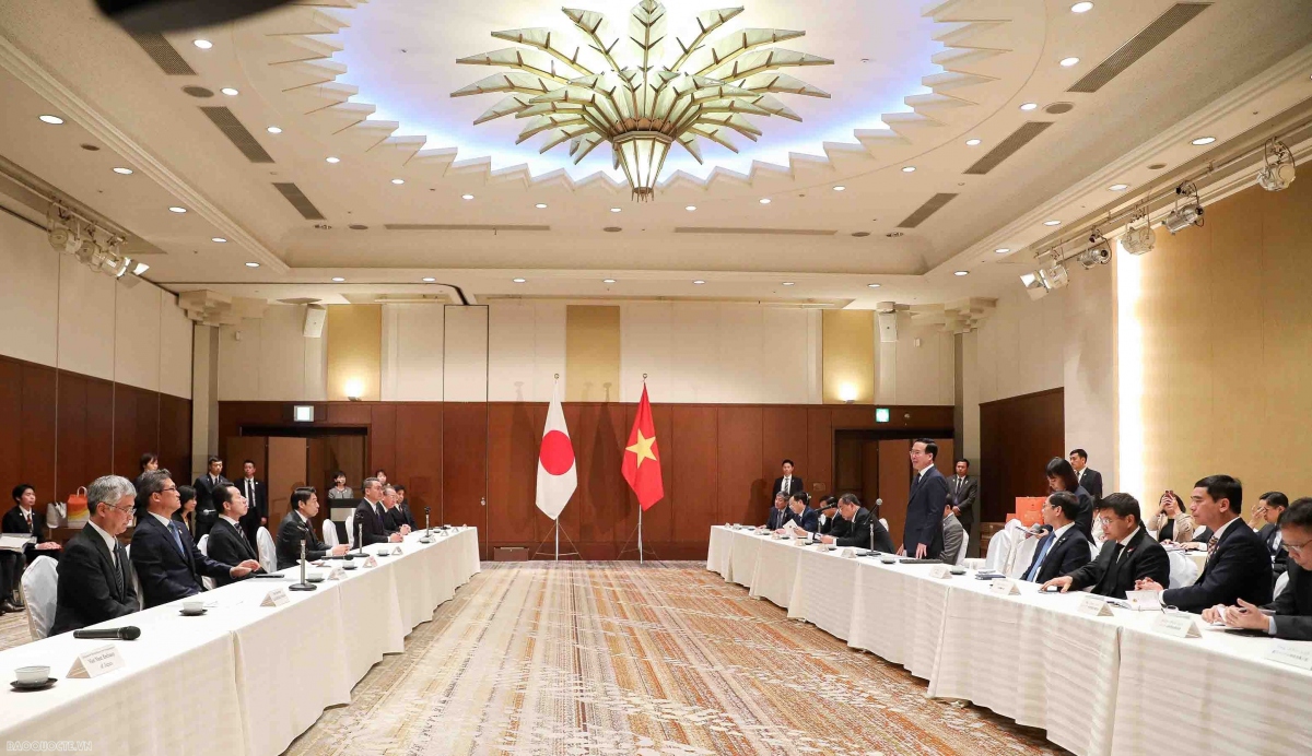 Vietnamese President Vo Van Thuong meets with the governors of Fukuoka and other prefectures in the Kyushu region on November 29. (Photo: Nguyen Hong)