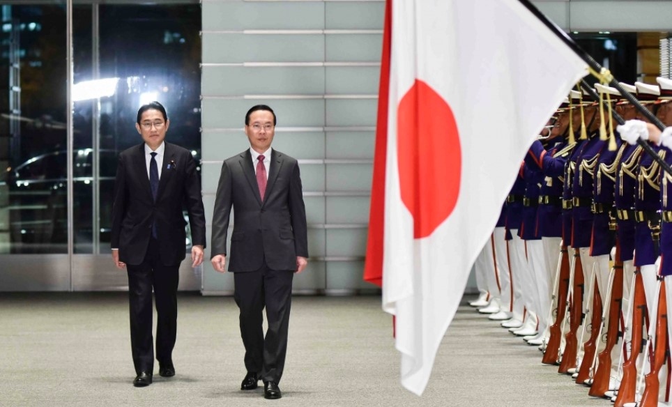 Japanese Prime Minister Kishida and President Vo Van Thuong inspect the guard of honour