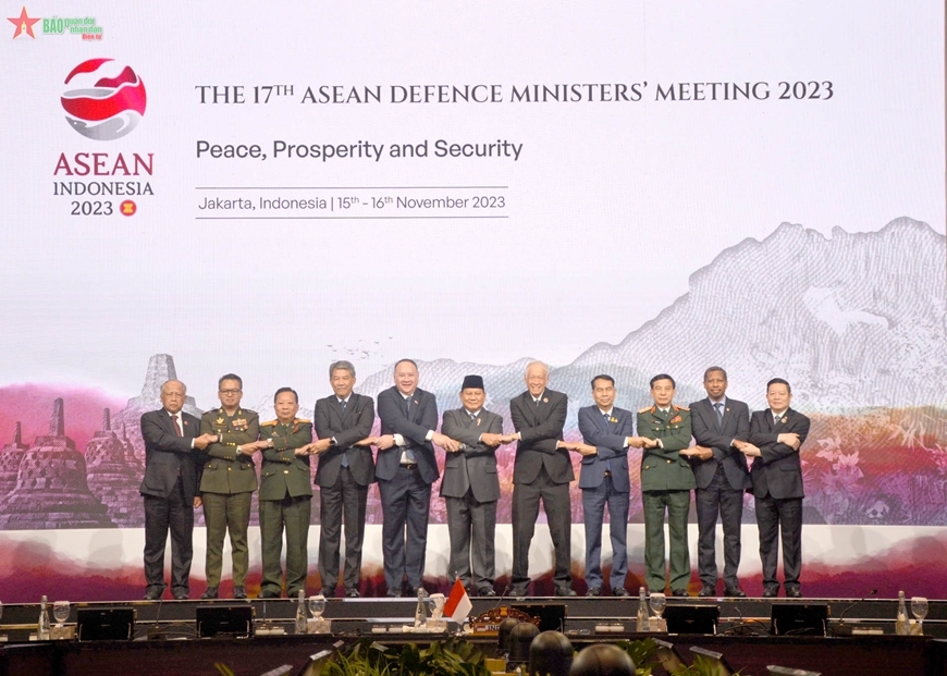Heads of ASEAN defense delegations pose for a group photo at the 17th ASEAN Defense Ministers Meeting in Indonesia. (Photo: PANO)