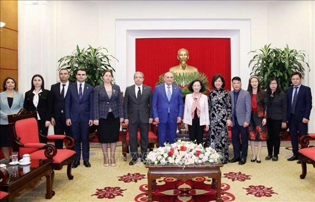 Politburo member and permanent member of the Communist Party of Vietnam (CPV) Central Committee’s Secretariat Truong Thi Mai (6th from R) and Deputy Chairman of the New Azerbaijan Party (YAP) and head of YAP’s Central Office Tahir Budagov (7th from R) in a group photo at their meeting in Hanoi on November 22. (Photo: VNA)