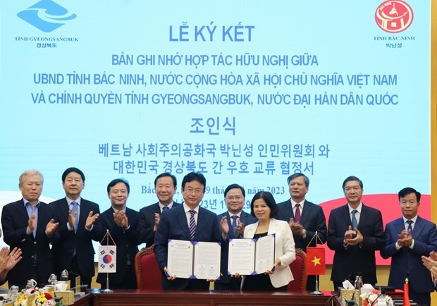 Leaders of Bac Ninh and Gyeongsangbuk provinces sign MoU on friendly cooperation (Photo: VNA)