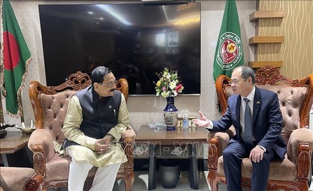 Vietnamese Ambassador to Bangladesh Nguyen Manh Cuong (R) meets Mayor Rezaul Karim Chowdhury (Photo: VNA)