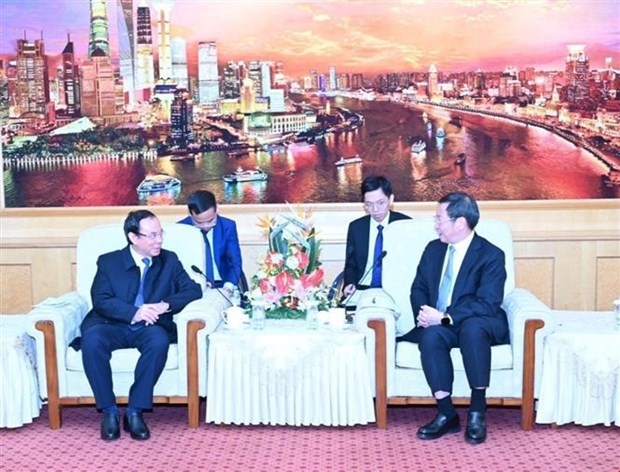 Secretary of Ho Chi Minh City Party Committee Nguyen Van Nen (left) and Zhu Zhisong, Party Secretary of Pudong New Area (Shanghai) at a working session on November 13 (Photo: VNA)