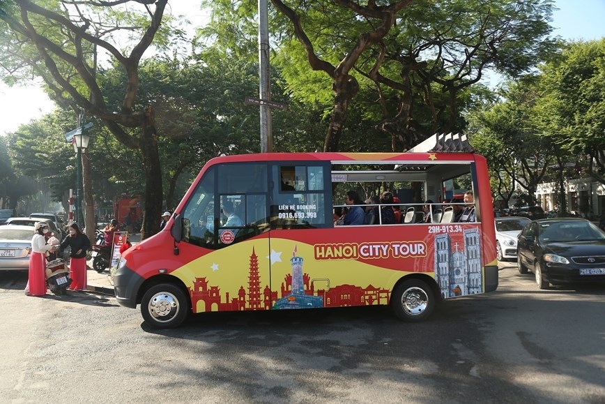 The convertible single-decker bus will take visitors to 13 attractions across the city
(Photo: vnmedia.vn)