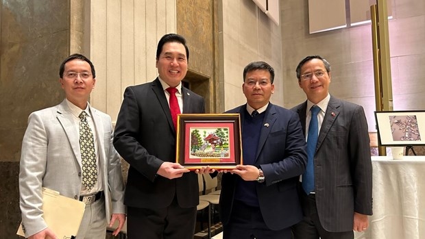 Congressman Shaun Chen, Co-chairman of the Canada-Vietnam Friendship Parliamentary Group (second from left), General Secretary of the Vietnam-Canada Friendship Association under the VUFO Nguyen Nang Khieu (second from right), and Ambassador Pham Vinh Quang (first from right) (Photo: VNA)