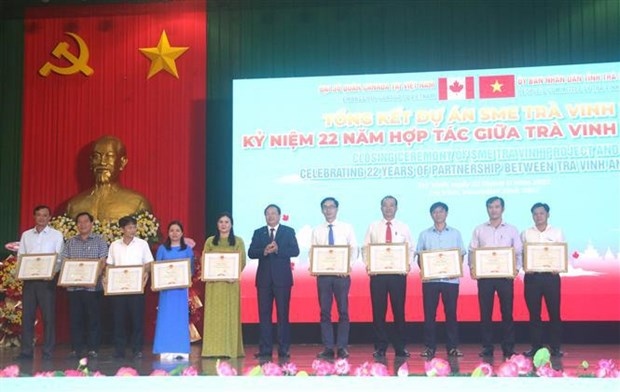 The Tra Vinh provincial People's Committee and the Canadian Embassy in Vietnam awarded certificates of merit to collectives and individuals for their contributions to the project implementation.