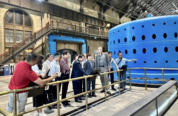 The delegation of Cao Bang province visits a power plant at the foot of Niagara Falls.