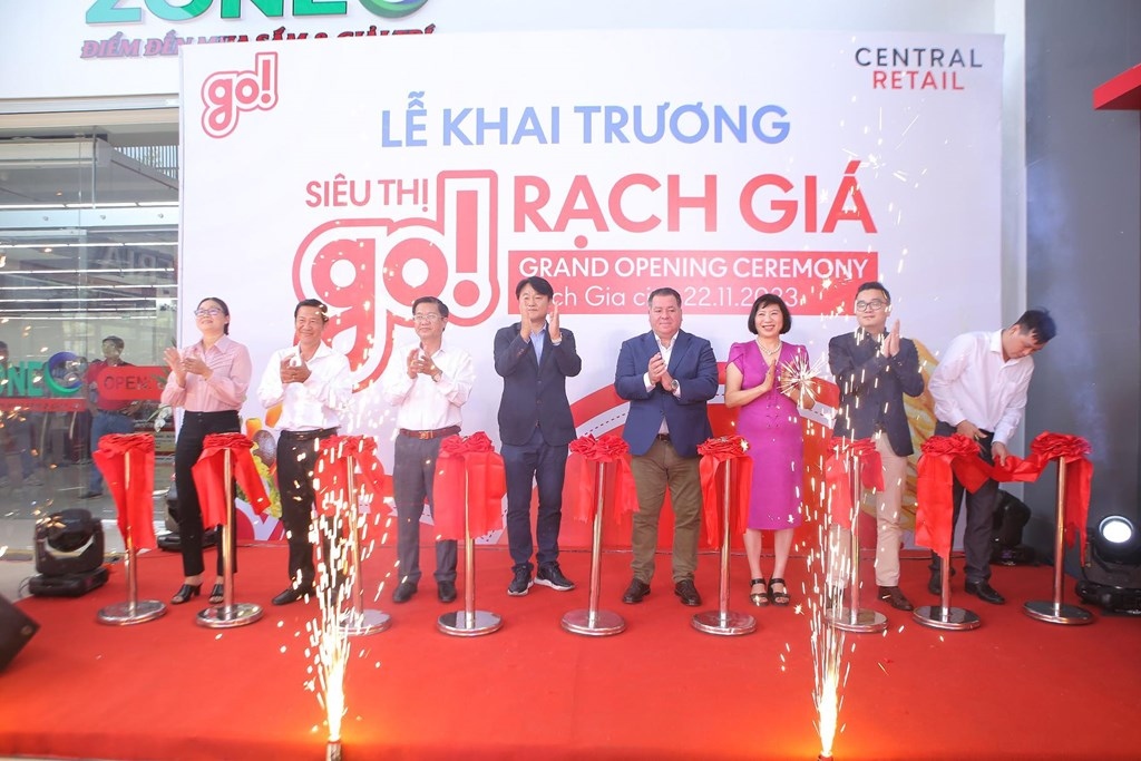 At the opening ceremony of the mini go! supermarket in Vinh Bao ward of Rach Gia city in the southern province of Kien Giang (Photo:Khanh Vy/Bnews)