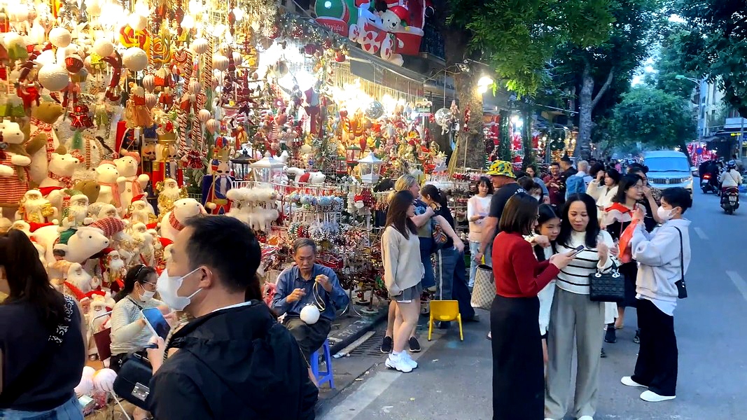 With Christmas almost a month away, Hang Ma street in Hoan Kiem district of Hanoi downtown is now displaying colourful decorations for the festive season.