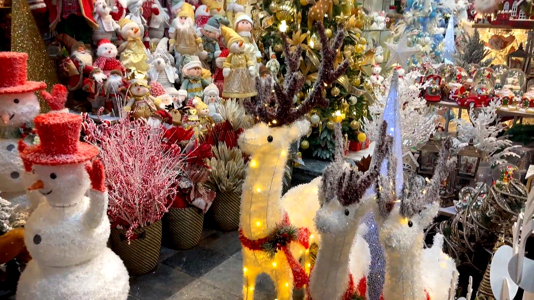 The Christmas atmosphere has begun to prevail along the short street, with many shops putting up festive decorations, such as Christmas trees, wreaths, golden bells, and snowmen.