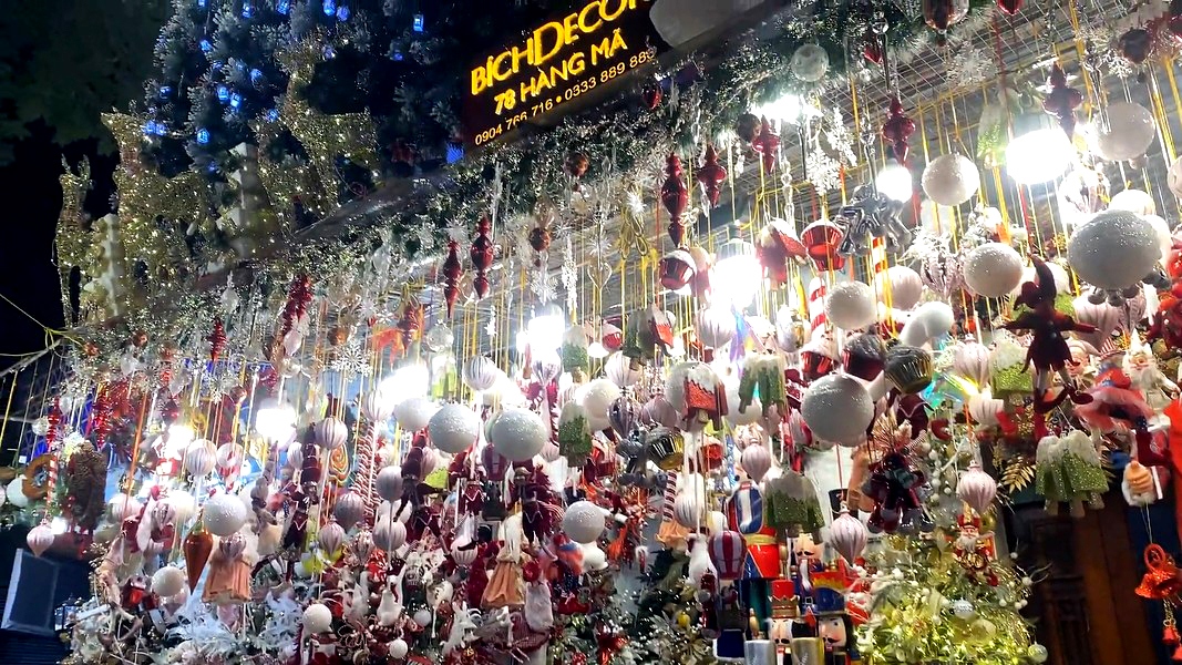 This year’s items are diverse in type, and rich in design and colour, costing from a few hundred thousand to several million VND.