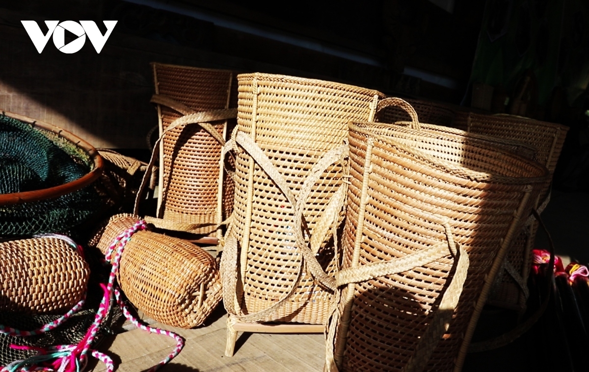 The Co Tu ethnic minority people of central Quang Nam province are good at wood carving, decorating Guol community houses, knitting brocade fabric, and weaving bamboo products.