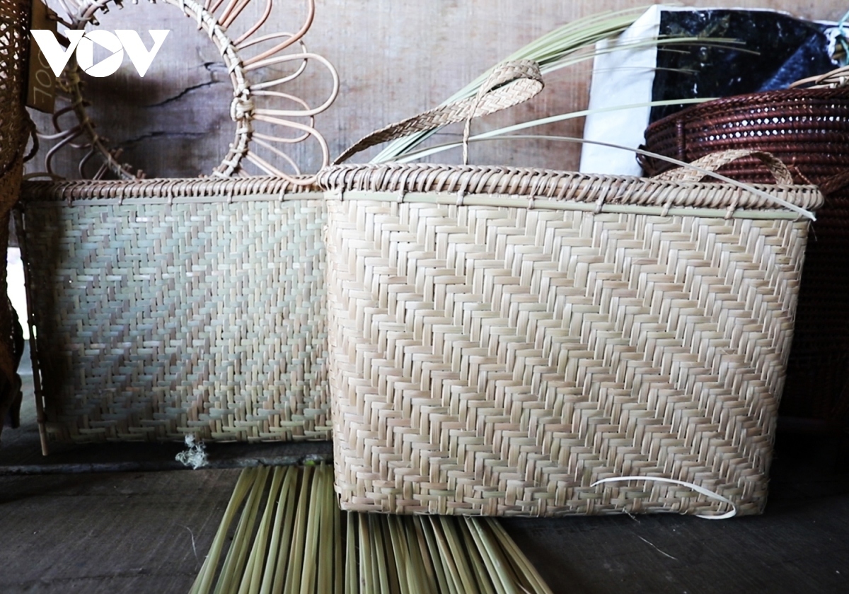 The Co Tu ethnic group is one of the few minority people that have maintained the weaving craft.