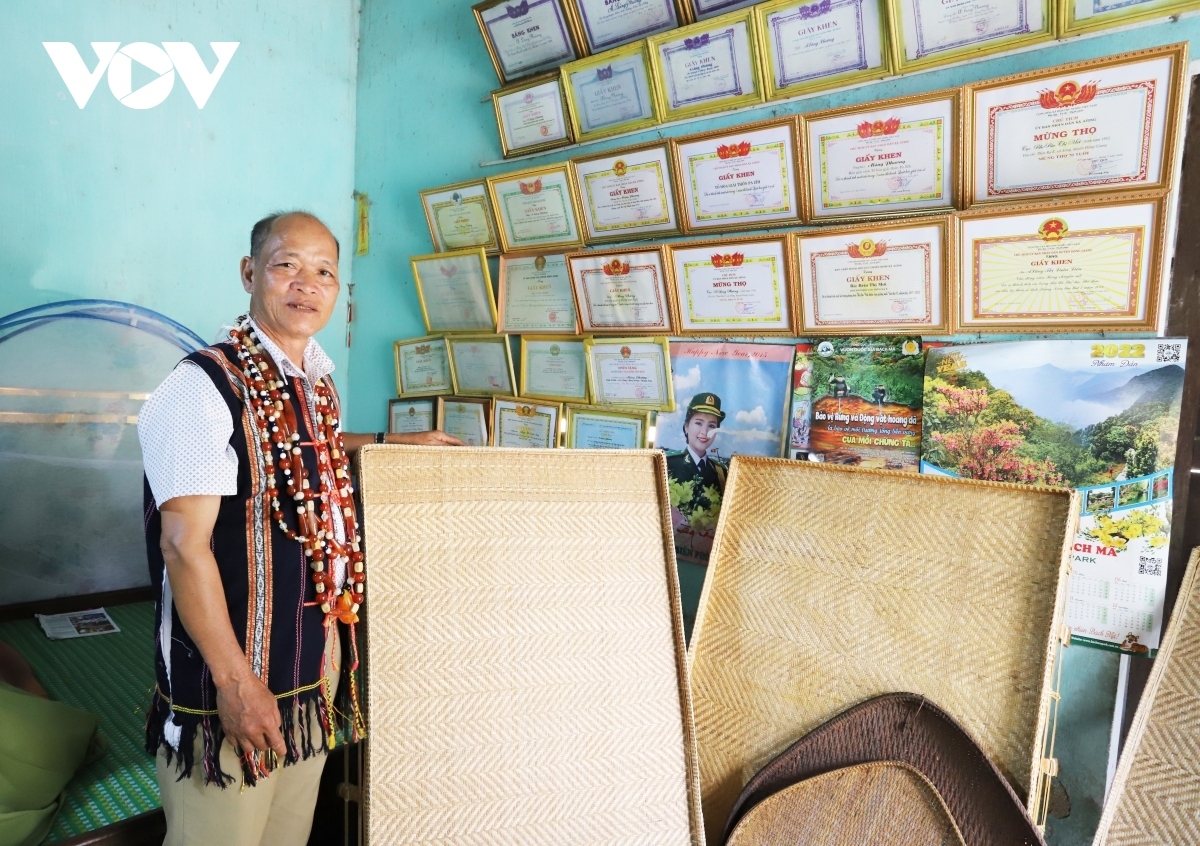 Alang Phuong, a 75-year-old resident of Ra Ee village in A Ting commune in Dong Giang district of Quang Nam province, has spent more than 50 years of making rattan and bamboo products.