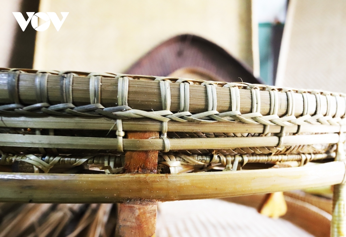 The craftsmen have to carefully pick bamboo and rattan in the forests and dry them in the sun as a means of killing termites and improving durability.