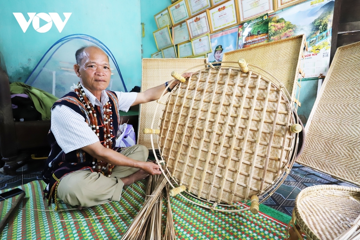 A craftsman spends between five days and 15 days to complete a single product.