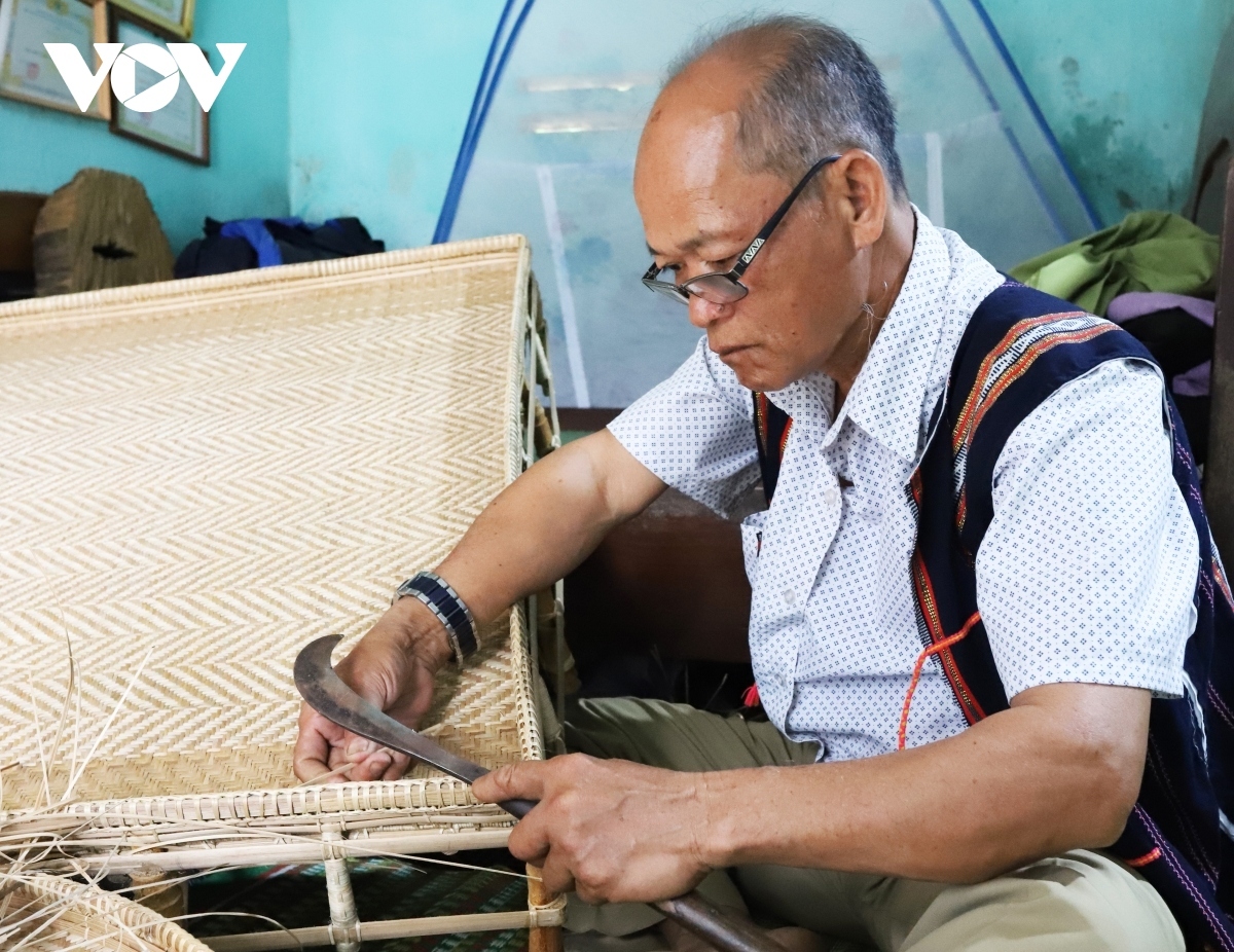 Alang Phuong shares that he earns a good income from the craft, while simultaneously preserving the Co Tu’s traditional culture.