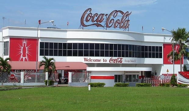 Coca-Cola has invested over US$1 billion in Vietnam, with three beverage factories in Hanoi, Da Nang city, and HCM City. (Photo: baodautu.vn)