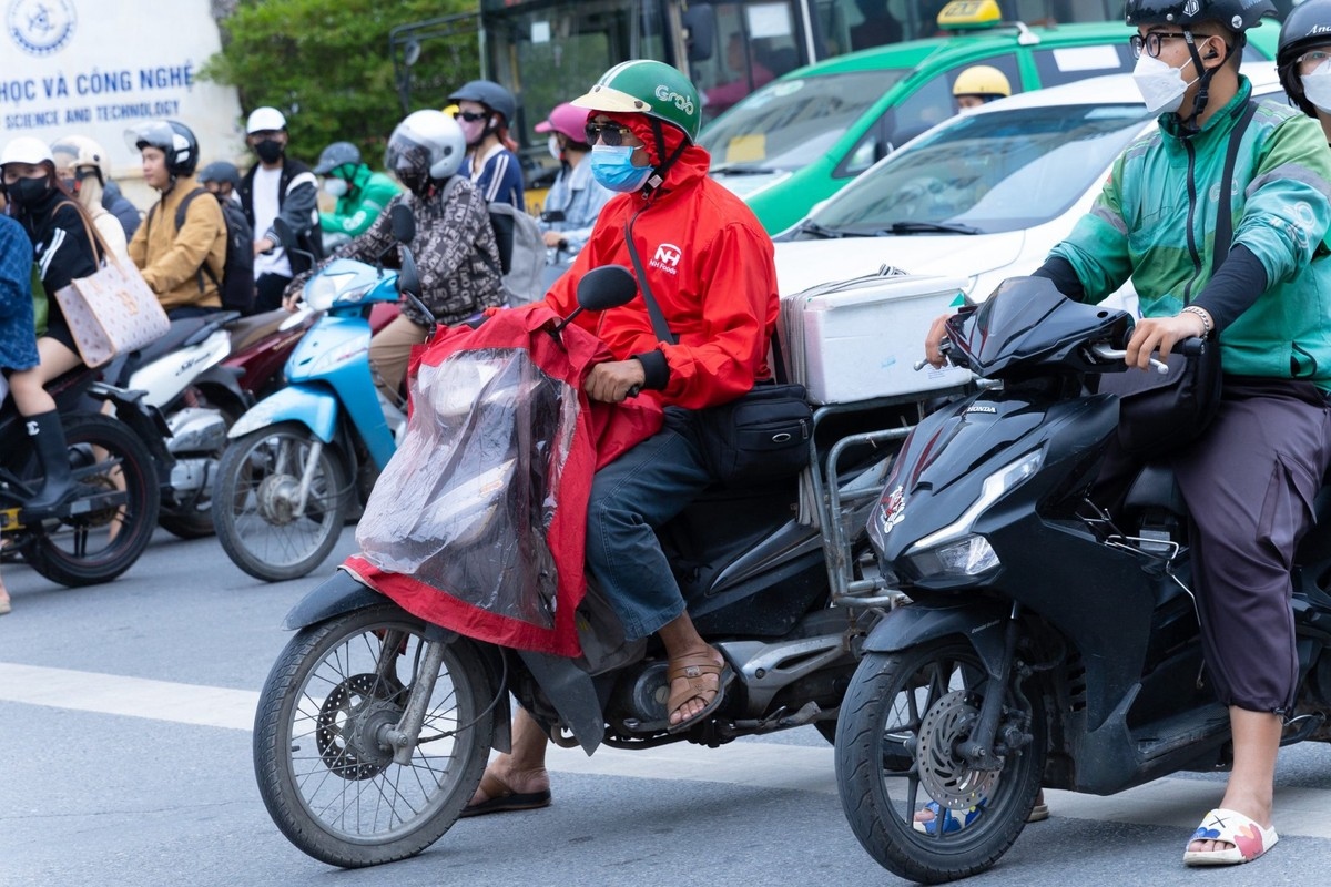 Some people choose to wear raincoats as they battle against the cold air and drizzly conditions on November 7.