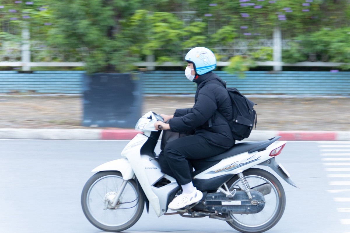 With Hanoi’s temperature dropping to below 22 degrees Celsius, local people must find suitably warm clothing before heading out to brave the cold weather.