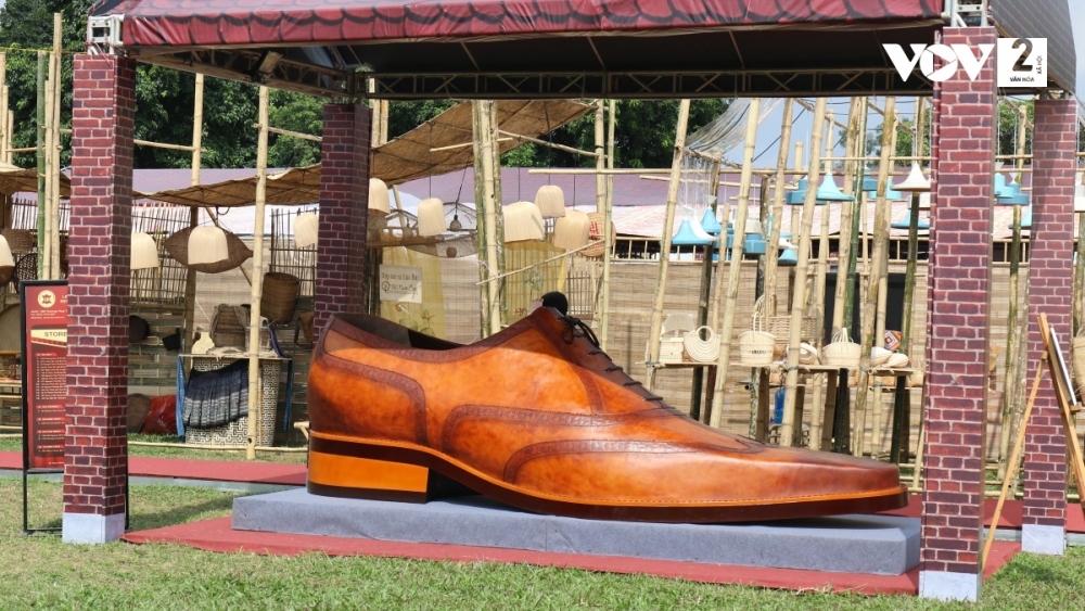 A unique giant leather shoe is exhibited at the former royal citadel. 