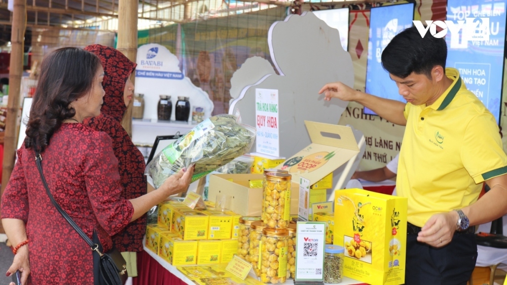 Many specialties such as Cao Bang jelly, Yen Bai tea, Ben Tre coconut candy, and Bac Giang lychee are introduced to guests.