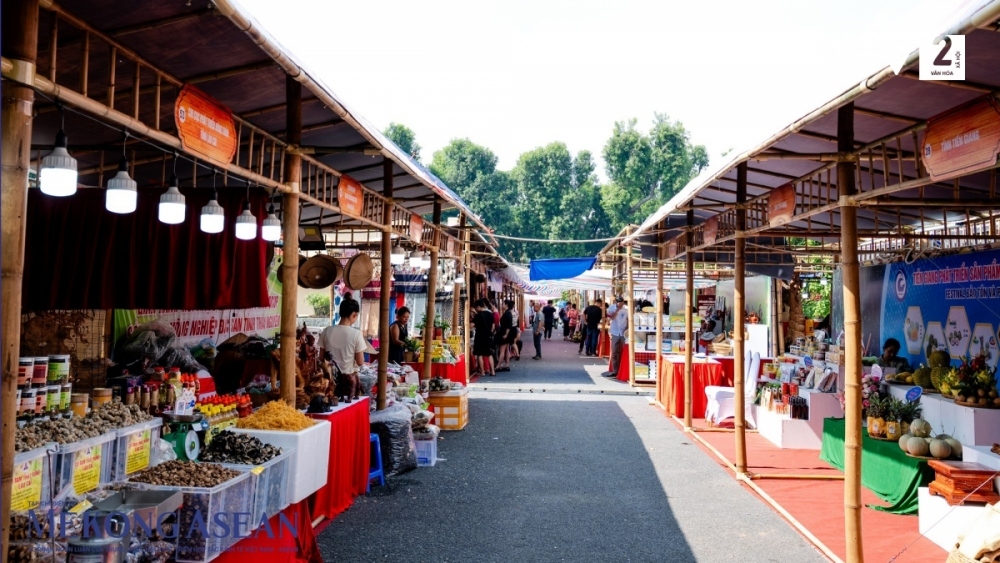 The products include Bat Trang ceramic, My Duc silk, Phu Vinh bamboo and rattan, Chu Dau pottery, along with many more items.