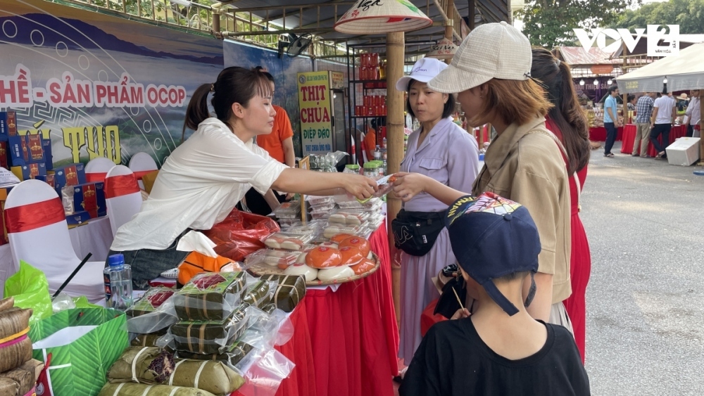 Alongside the handicraft products the festival also introduces high-quality One Commune One Product (OCOP) agricultural specialties such as Dien Bien rice, Tu Le sticky rice, and Vi Thuy organic rice.