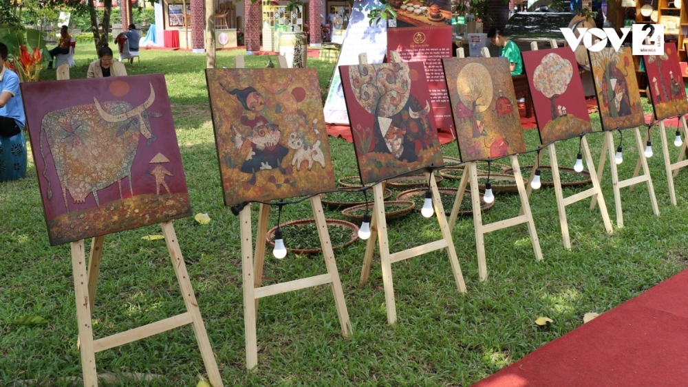 Lacquer paintings are exhibited in an area illustrating the development of craft villages and products.
