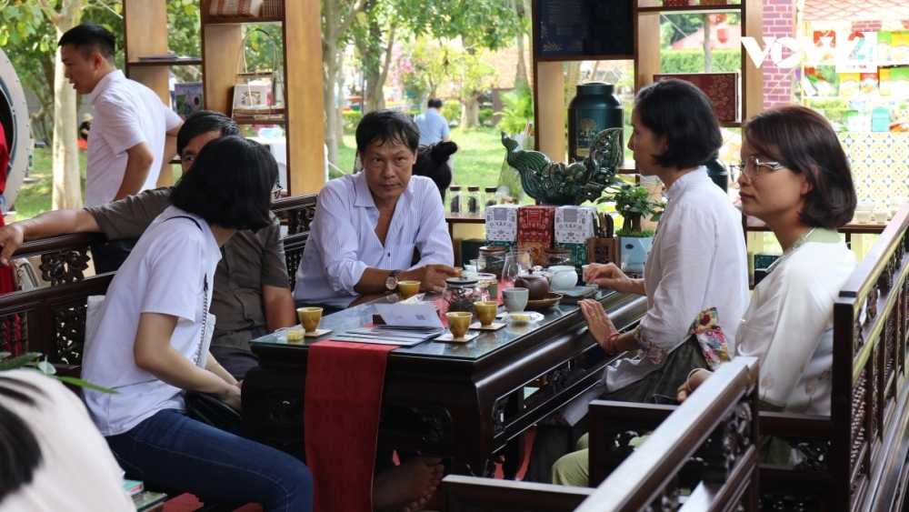 A space is set up to introduce the nation’s traditional tea culture, attracting plenty of visitors.