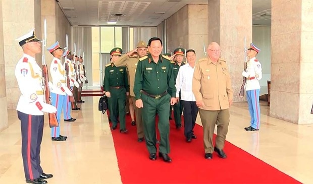 Senior Lieutenant General Álvaro López Miera, Minister of the Cuban Revolutionary Armed Forces welcomes the delegation of  Vietnam's National Defence Ministry. (Photo: qdnd.vn)