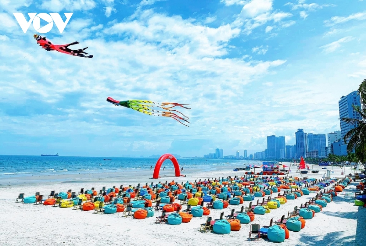 A fine art kite flying festival is held at Da Nang beach 