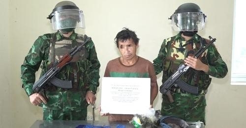 The Lao drug trafficker at the borderguard station (Photo: congly.vn)