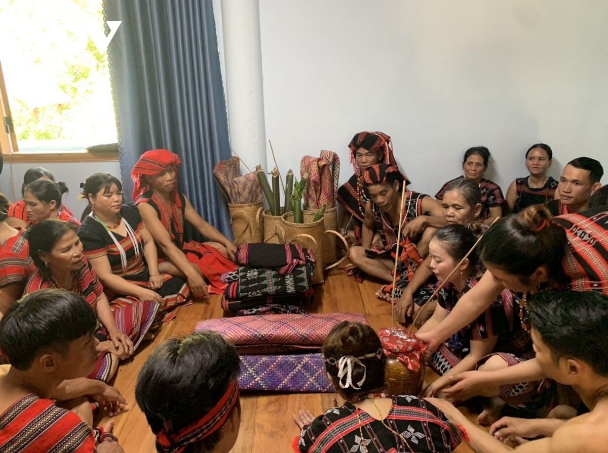 At the wedding both families present gifts for the bride, groom, and their relatives. The groom’s family gives silver bracelets, strings of beads, and clothes and meat of four-legged animals such as pigs, cows, and goats. The bride’s family then prepares curtains, brocade items, fish, and poultry.