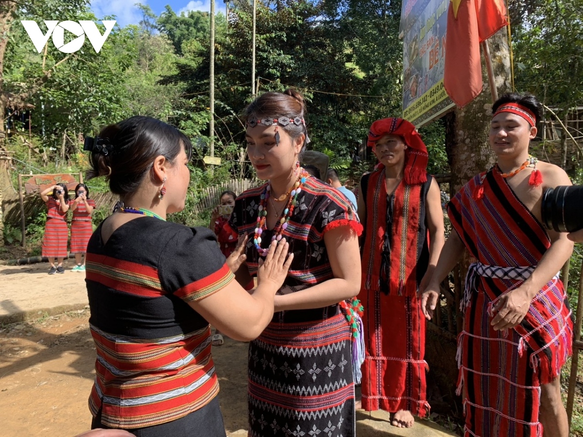 When the bride’s delegation arrives at the groom’s house, the groom’s mother welcomes them. She then removes her headscarf and puts on an agate necklace before the couple are invited to enter the house to talk and sing call-and-response songs.