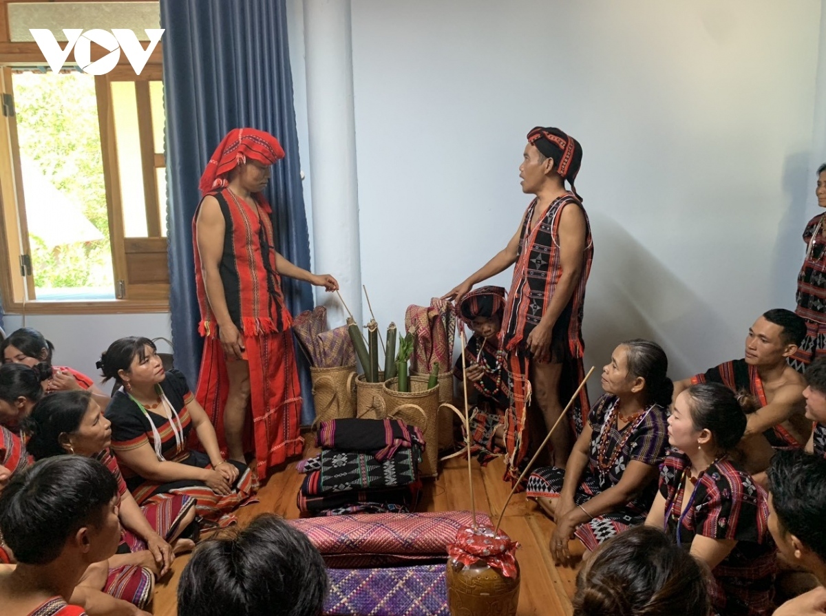 When a Pa Co boy likes a girl, he will go to the girl’s house and use a twig to hit her stilt house’s floor. If the girl shares feelings for him, then she will invite him into her house to talk and sing call-and-response melodies through the night.