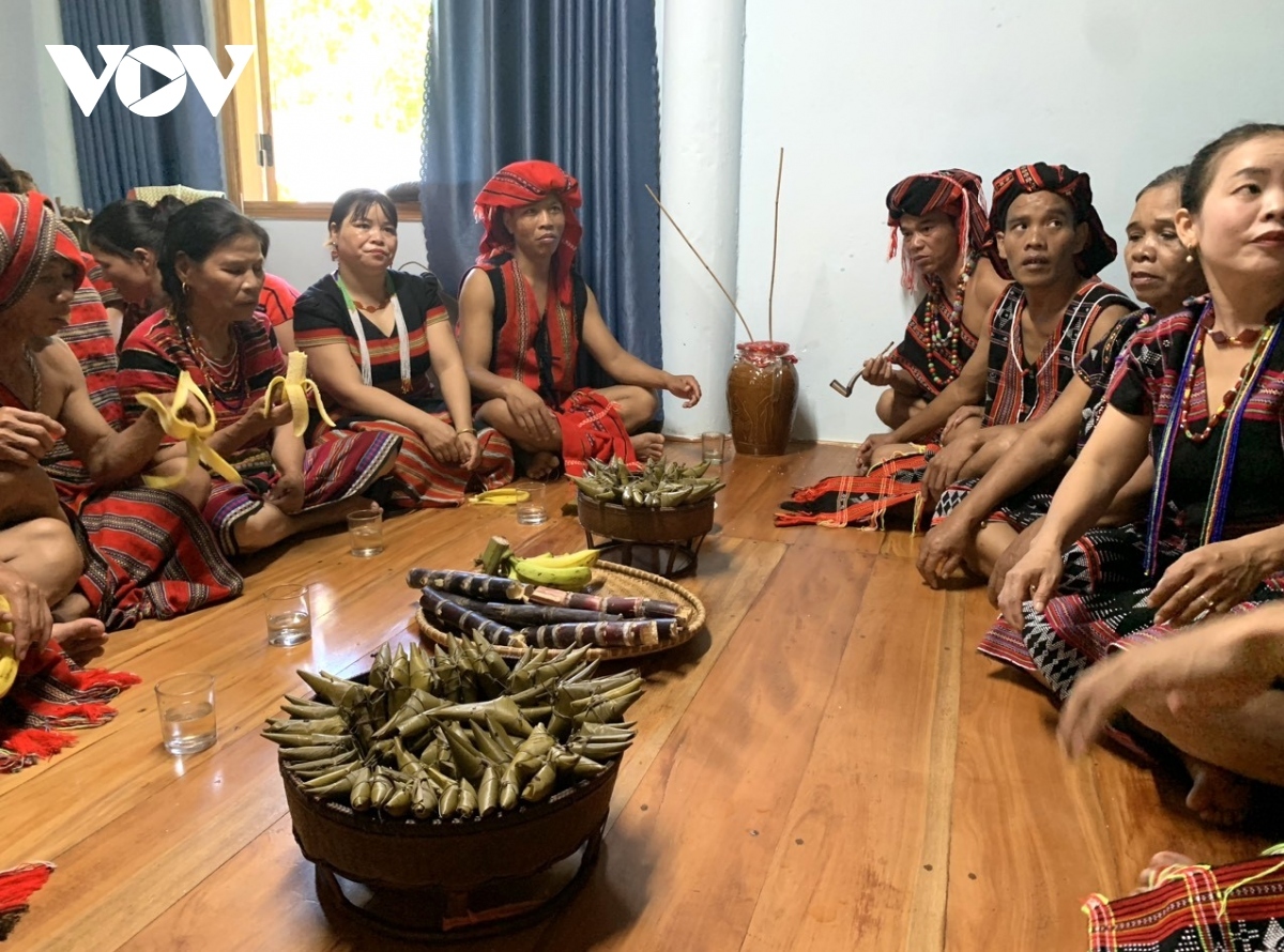 These days it is not common for many young people to follow this dating custom, but call-and-response songs have remained an important part of their wedding ceremony.