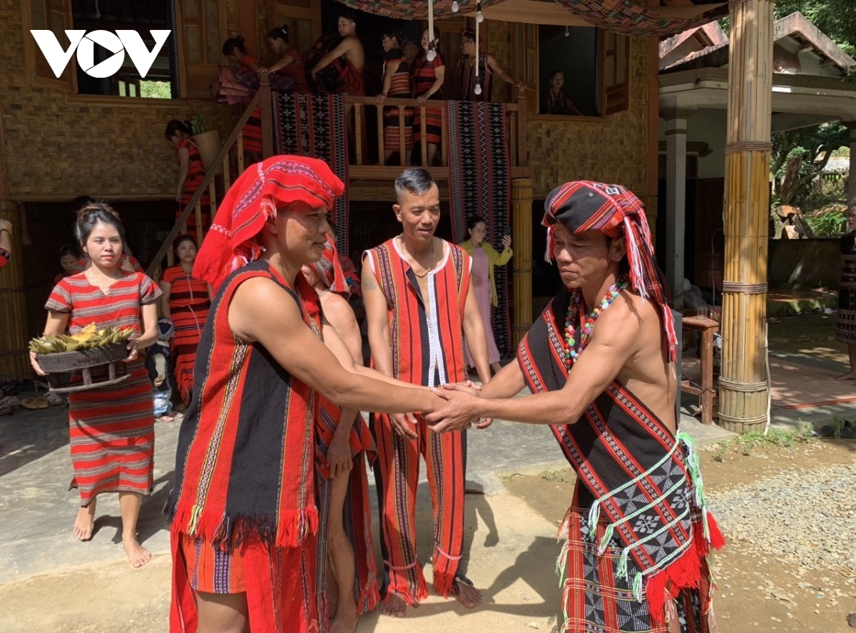 Young Pa Co people are free to date, although when it comes to marriage they should abide by their traditional procedures. Young couples have to tell their parents of their wish to get marriage, who will then help them to prepare offerings.