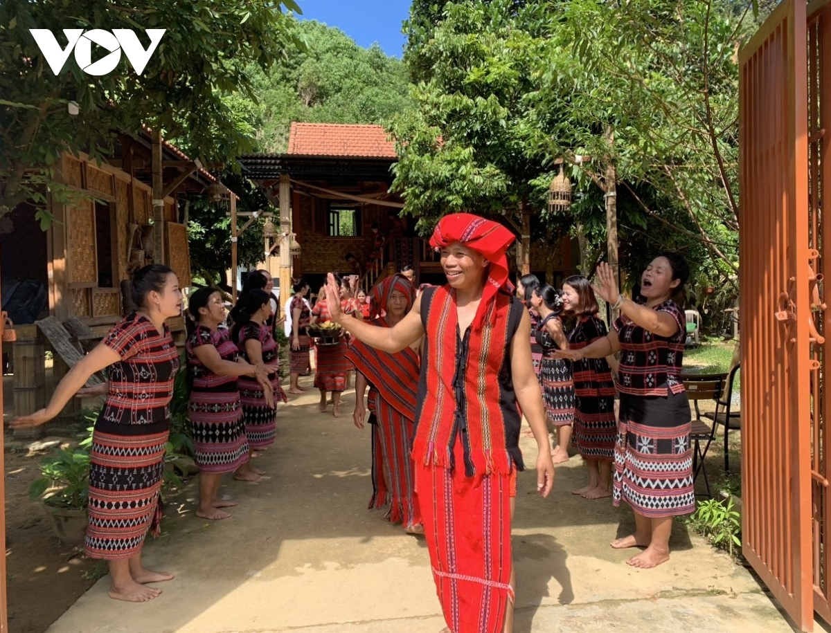 Before the marriage proposal ceremony, the man’s family has to inform the Heaven God and their deceased ancestors of the event, with the man’s family giving the girl’s family some kind of jewelry to tighten their relationship.