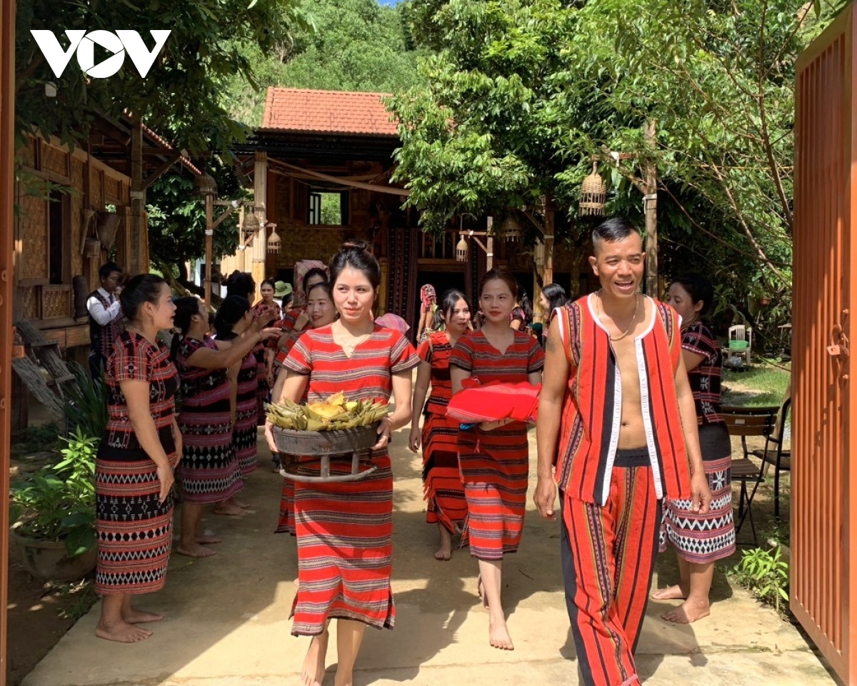 The bride then brings with her some pieces of brocade cloth.