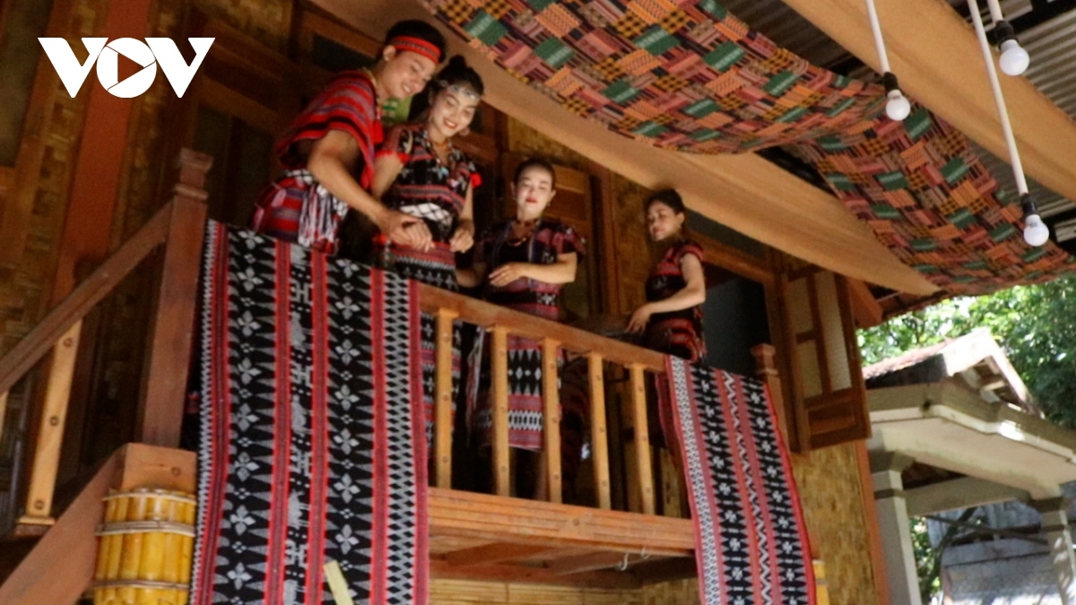 The couple then departs the bride's house and heads to the groom's house.
