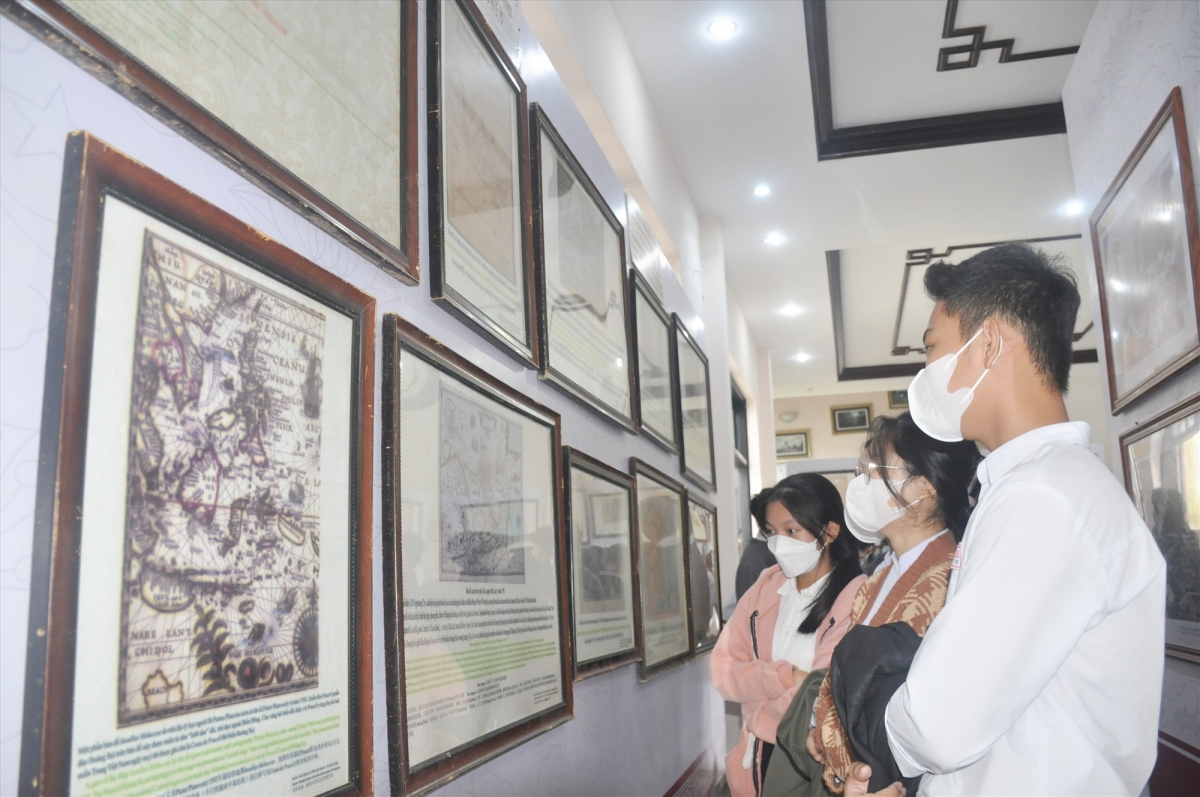 Visitors to the exhibition in Quang Nam province, affirming Vietnam’s sovereignty over the Hoang Sa (Paracel) and Truong Sa (Spratly) archipelagos (Photo: Baoquangnam.vn)