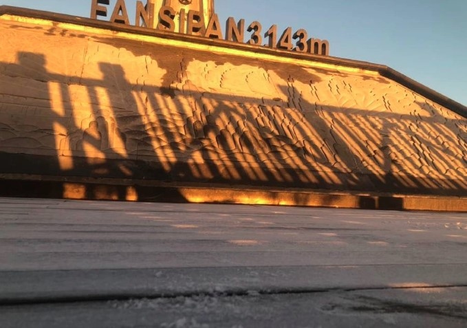 Fansipan peak is covered in frost as temperatures plunge to zero (baolaocai.vn)